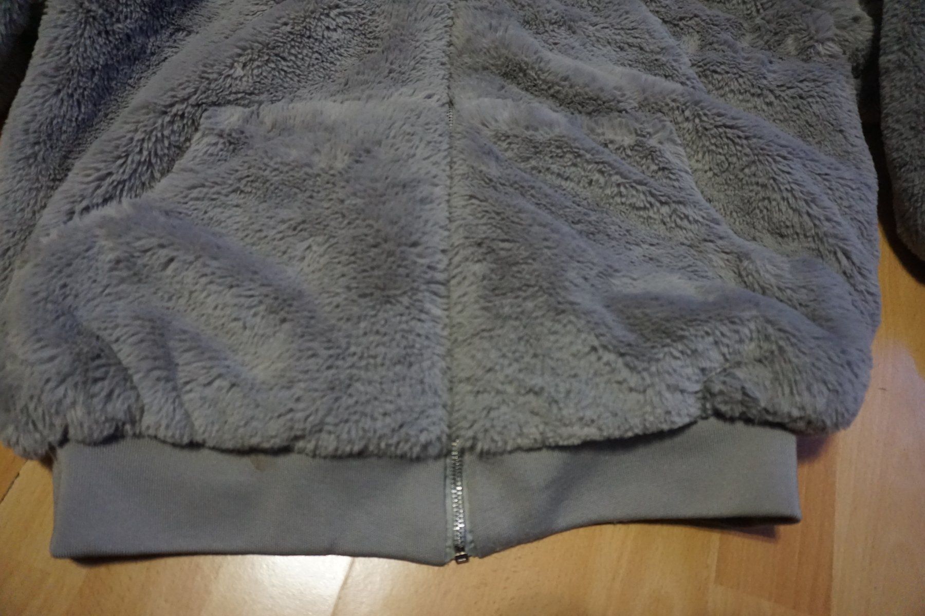 Vestes: Winter Kuscheljacke, Grau, ca. Grösse M – D'occasion à Zürich par einalemjena 1